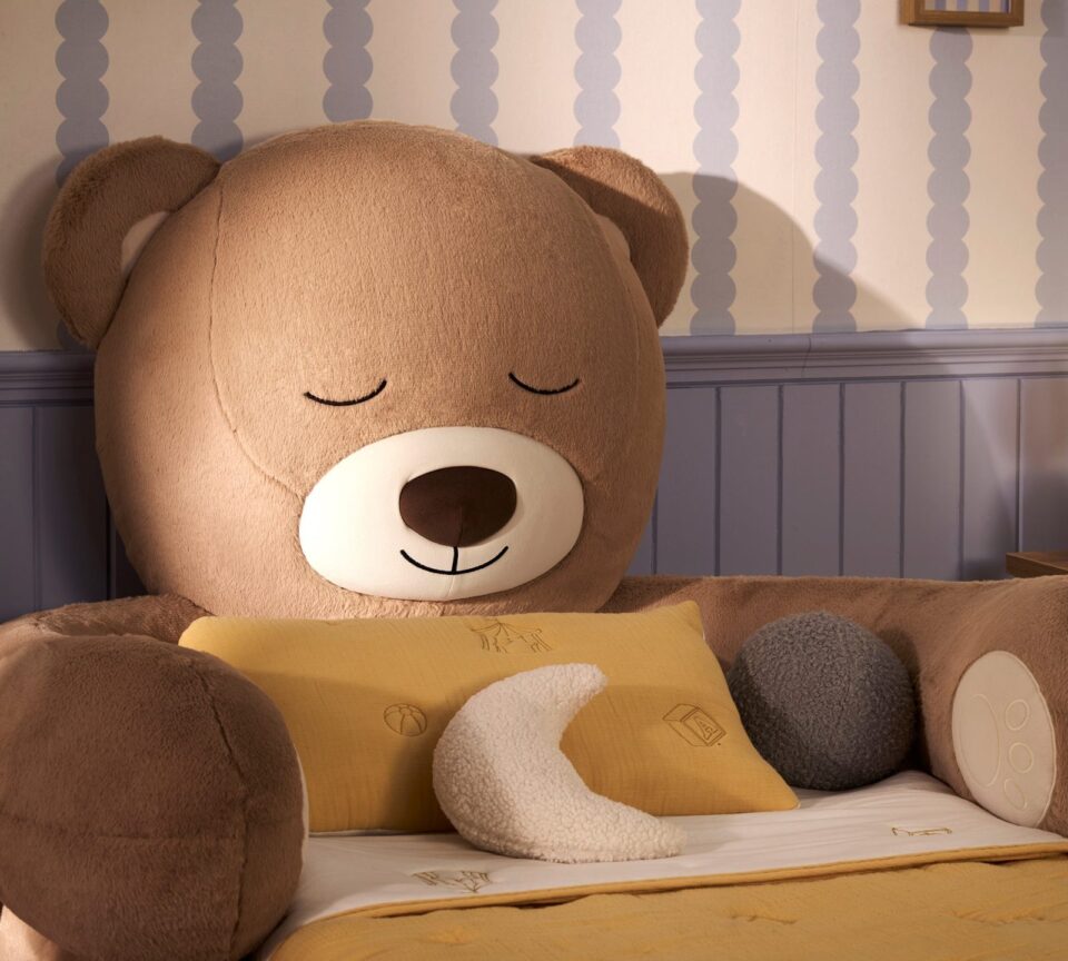 Glava medvedka na postelji Teddy od blizu