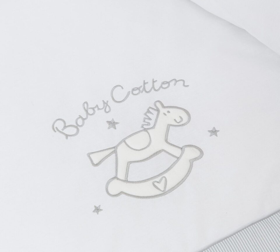 Vezenina z gugalnim konjičkom na posteljnini Baby Cotton