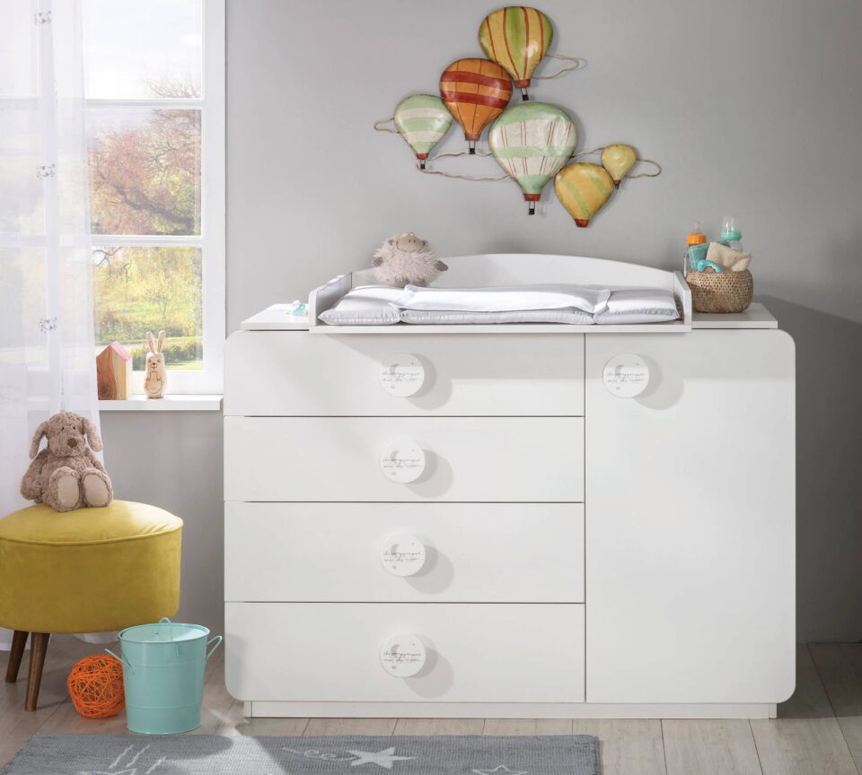 Predalnik Baby Cotton s previjalno mizo na vrhu