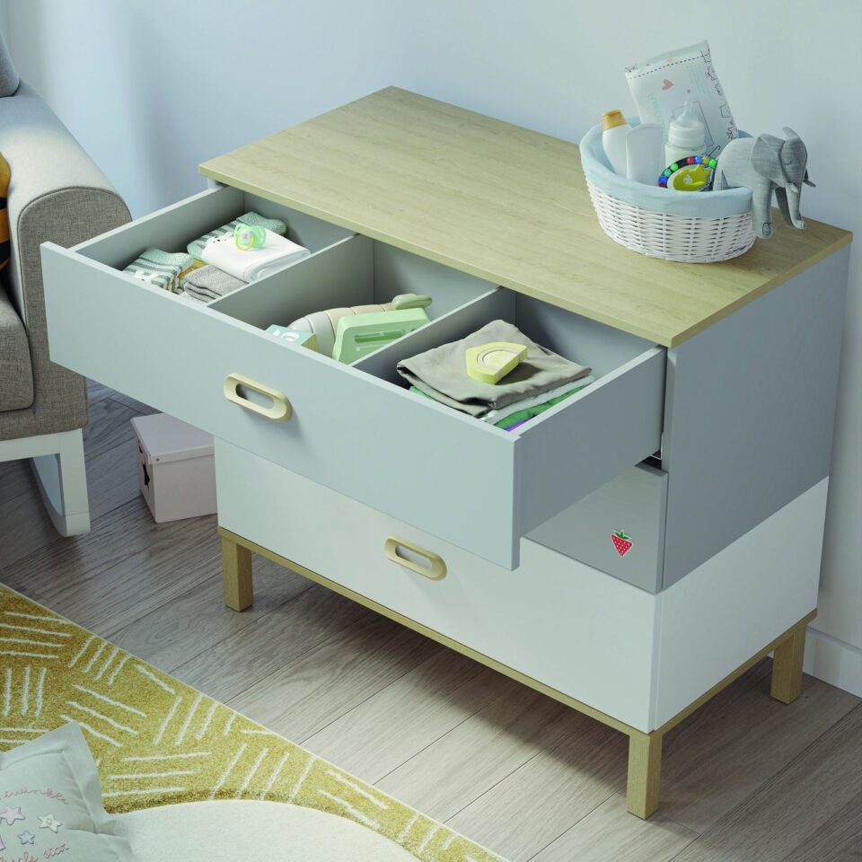 Odprt zgornji predal predalnika Baby Mino z razdelki