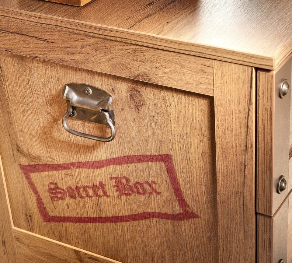 Kovinski ročaj in napis Secret Box ob strani predalnika Pirate