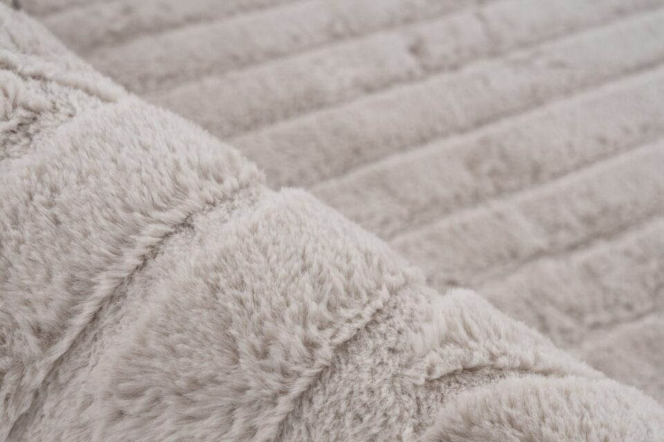 Preproga kosmatinec Comfort CMF 501 svetlo taupe od blizu