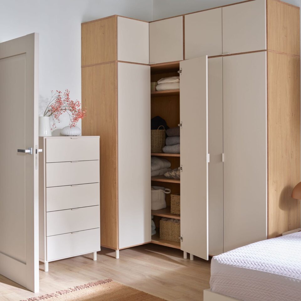 Kotna garderobna omara Simple v sobi