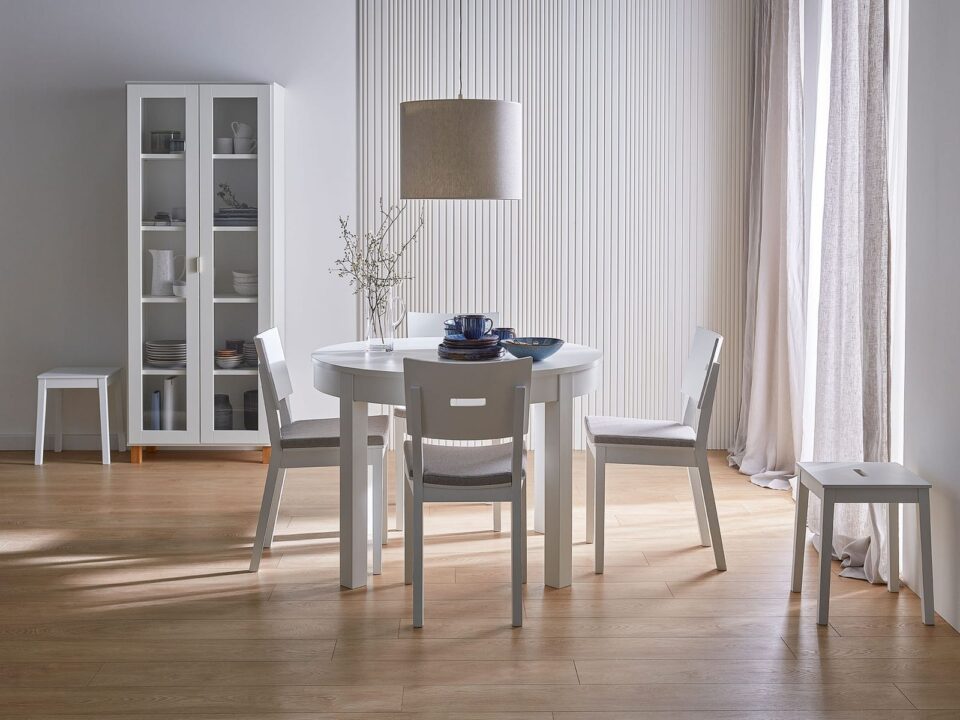 Široka vitrina Simple v sobi