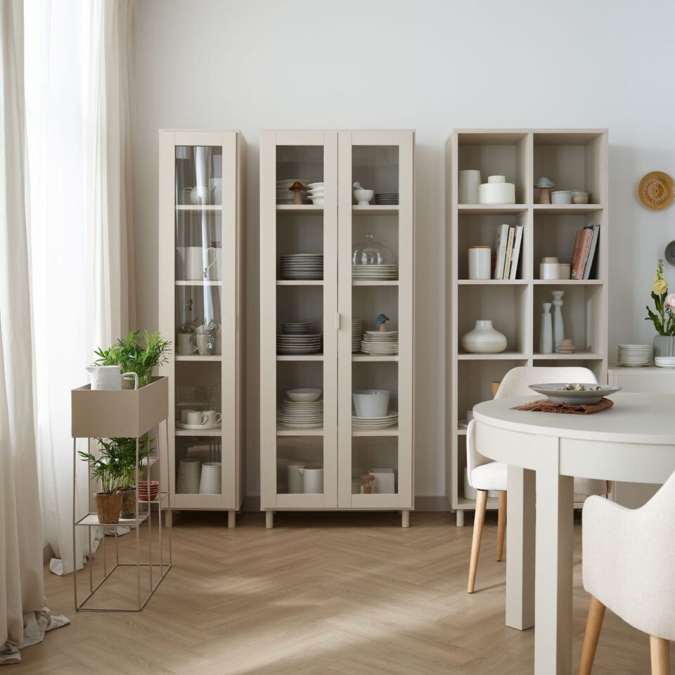 Široka vitrina Simple v sobi