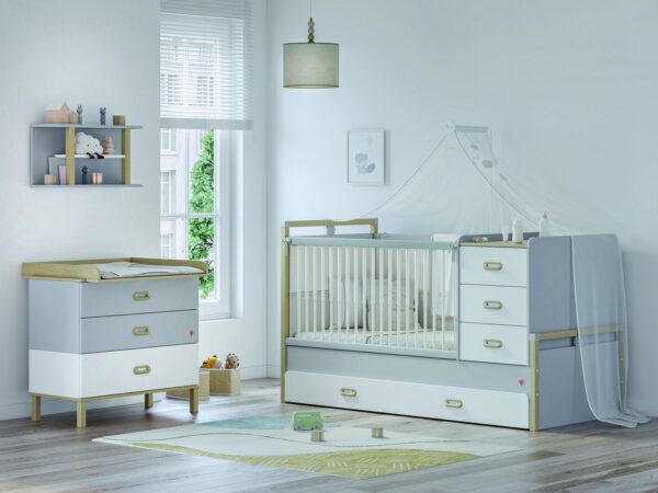 Spremenljiva posteljica in predalnik Baby Mino v svetli sobi za dojenčka