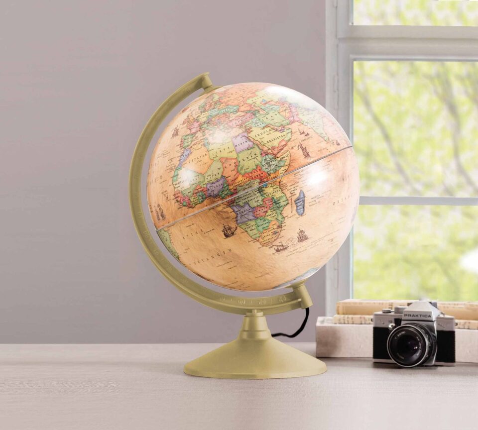 Svetleči globus World Sphere na pisalni mizi ob oknu