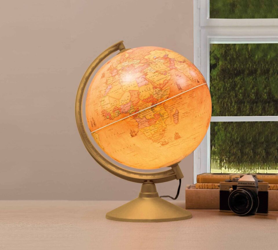 Prižgan svetleči globus World Sphere na mizi