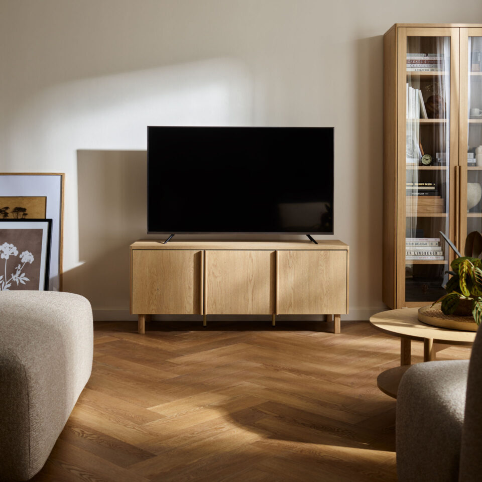 TV omarica Well s tremi vrati, 138 cm