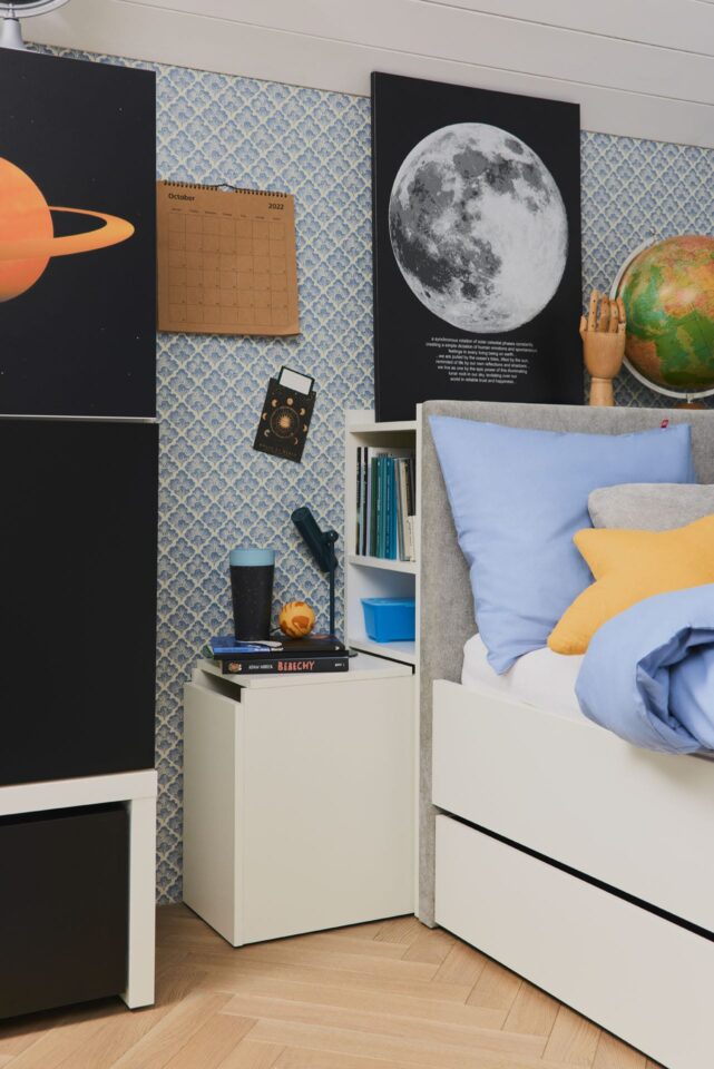 Soba s posteljo, regalom in prevlekami Cosmos Young Users Next